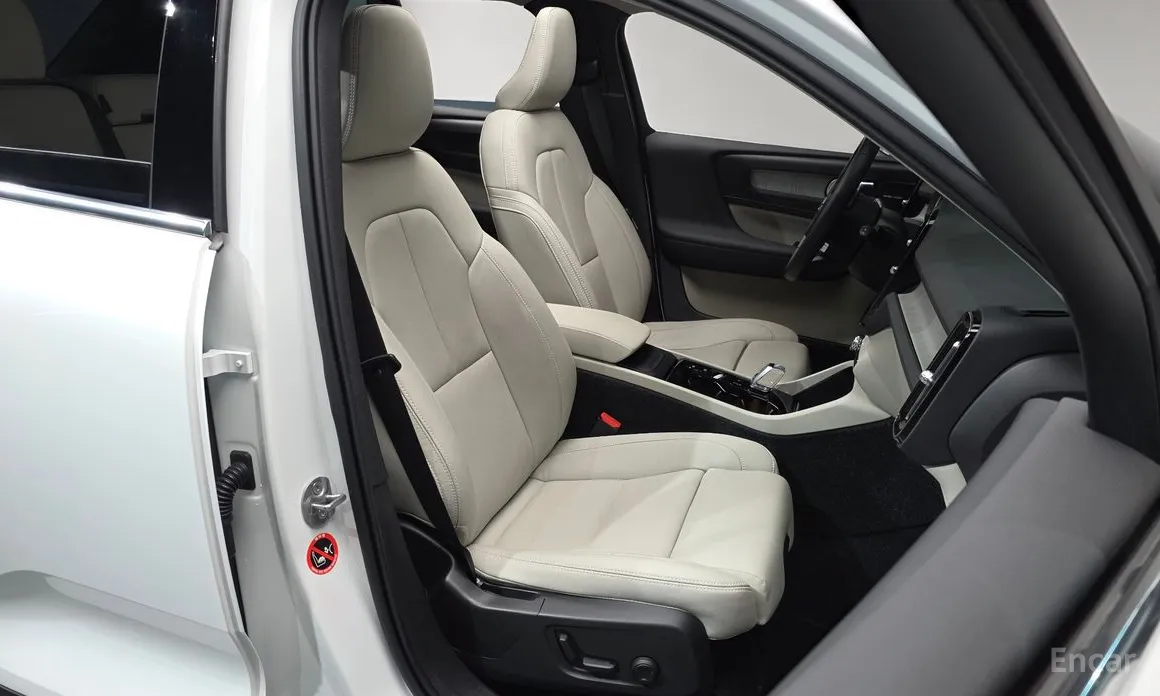 Фото 10 - Volvo XC40