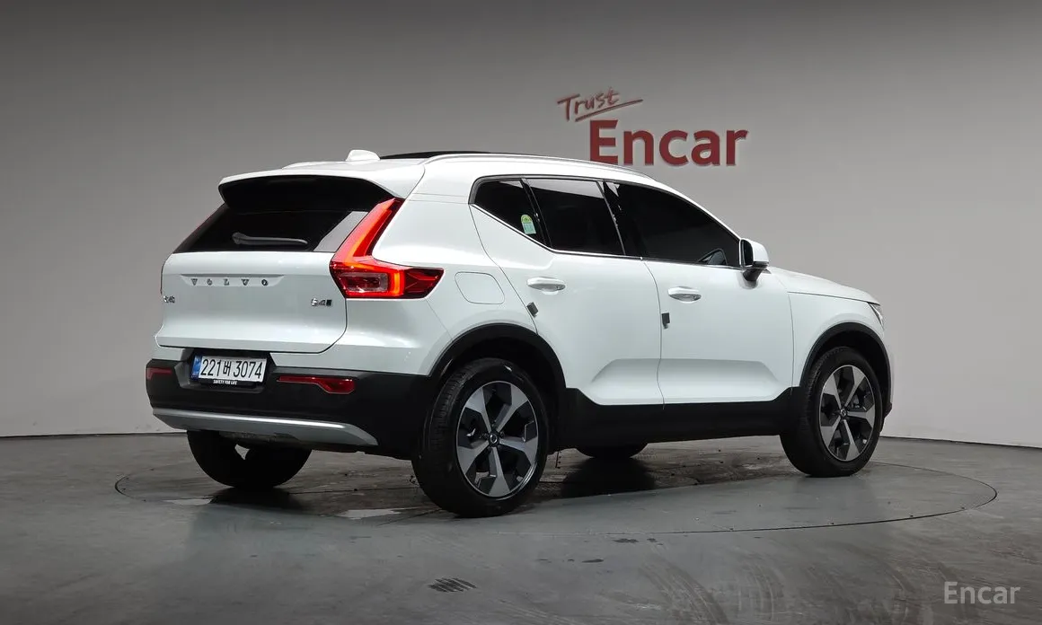 Фото 2 - Volvo XC40