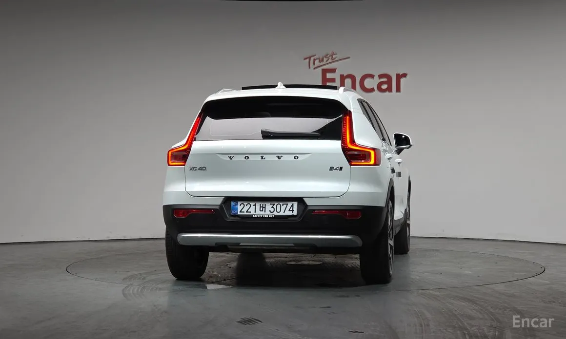 Фото 4 - Volvo XC40