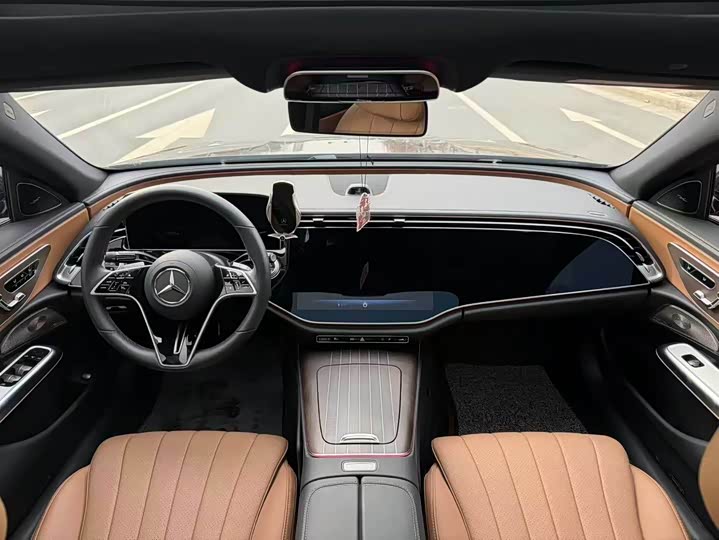 Photo 5 - Mercedes-Benz E-Class