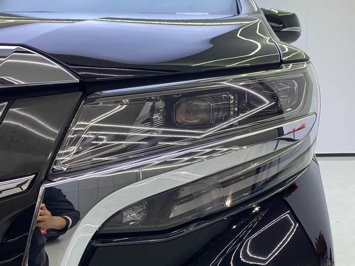 Photo 2 - Toyota Alphard