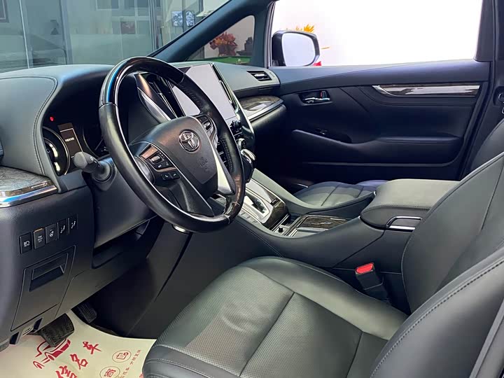 Photo 4 - Toyota Alphard