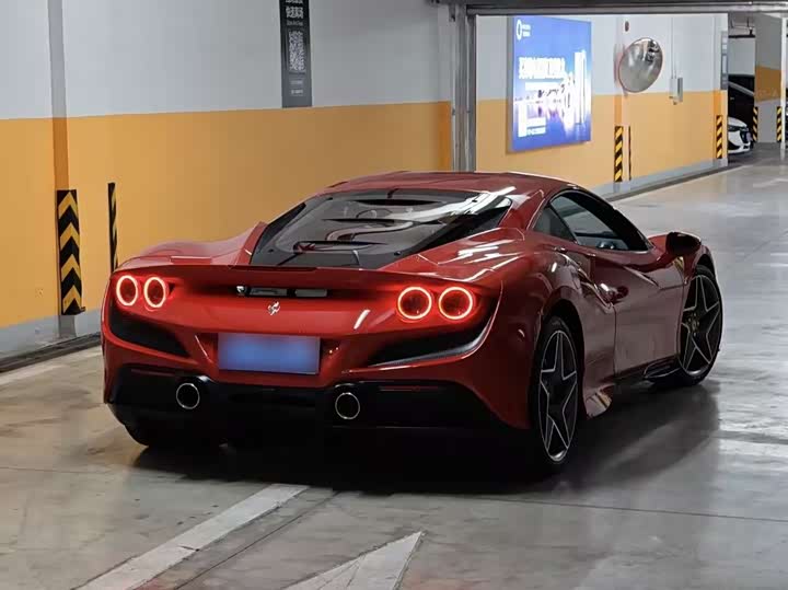 Фото 2 - Ferrari F8