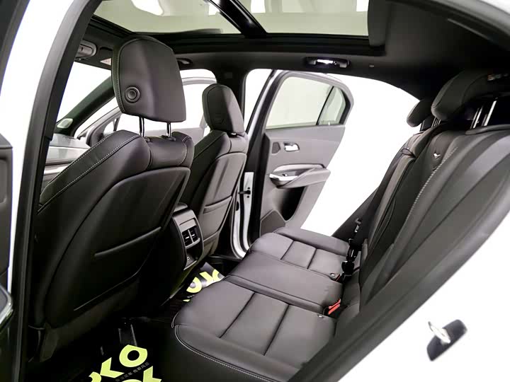 Фото 9 - Cadillac XT4