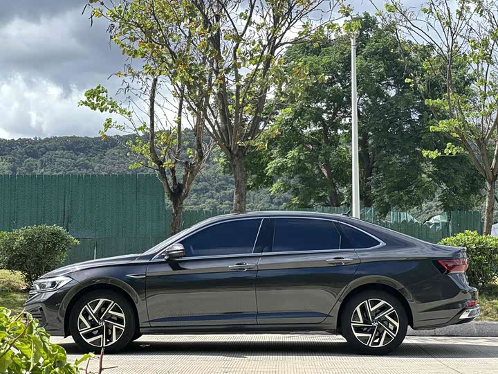 Photo 8 - Volkswagen Sagitar L