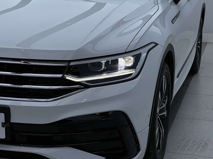 Фото 3 - Volkswagen Tiguan L Pro