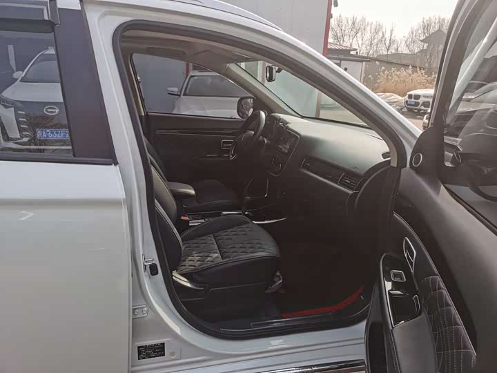 Фото 8 - Mitsubishi Outlander