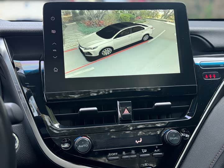 Фото 8 - Toyota Camry