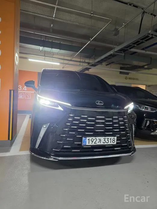 Фото 1 - Lexus LM