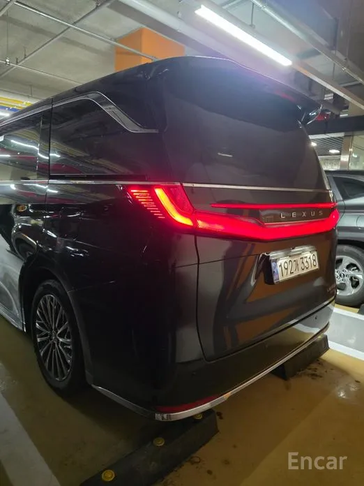 Фото 3 - Lexus LM