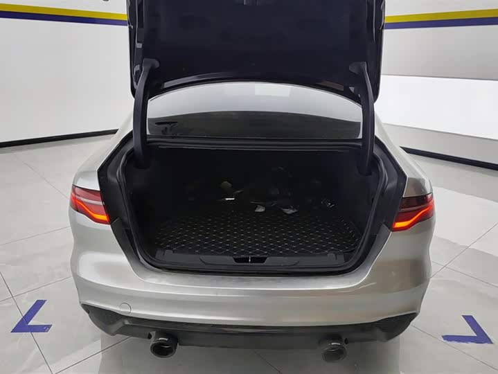 Фото 4 - Jaguar XE L