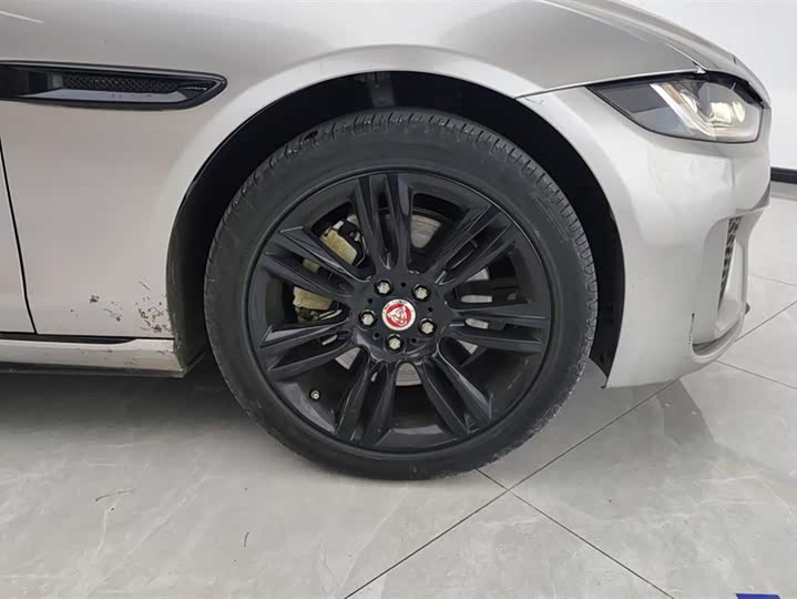 Фото 6 - Jaguar XE L