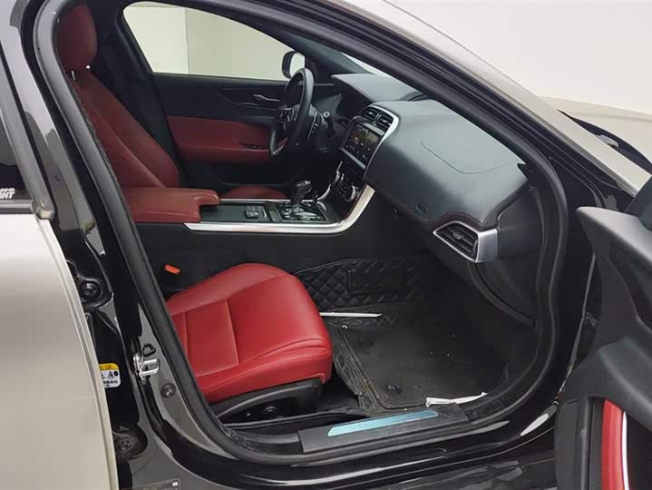 Фото 8 - Jaguar XE L