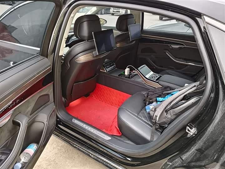 Фото 2 - Audi A8