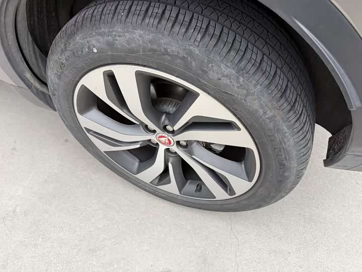 Фото 7 - Jaguar E-Pace