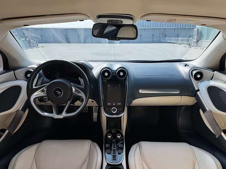 Фото 3 - McLaren GT