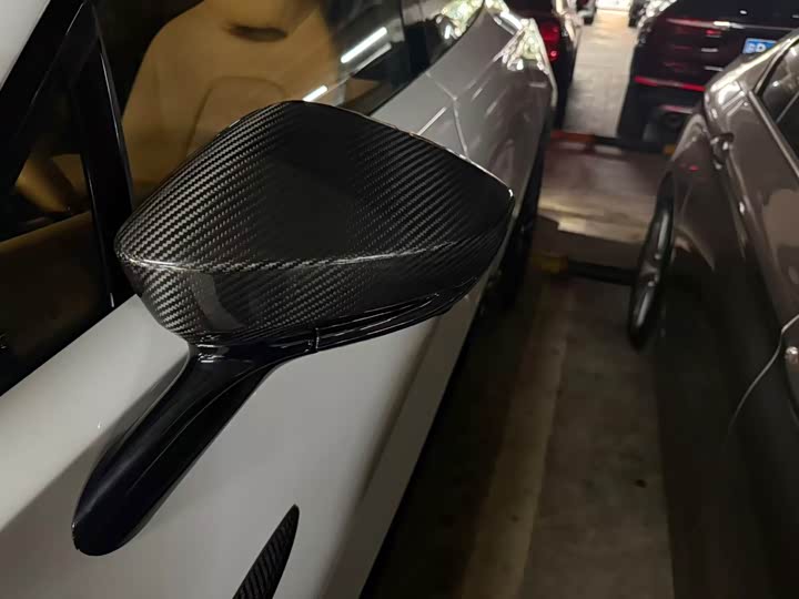 Фото 9 - Aston Martin DBX