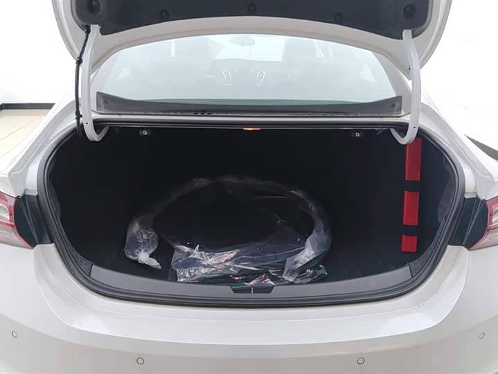 Фото 4 - Chevrolet Malibu XL