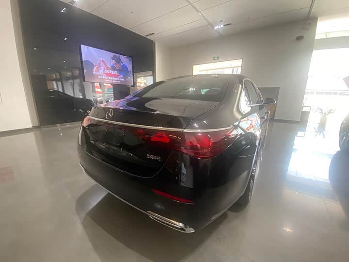 Photo 9 - Mercedes-Benz E-Class