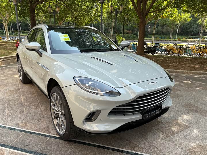 Фото 2 - Aston Martin DBX