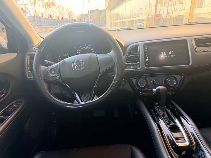 Фото 8 - Honda Vezel