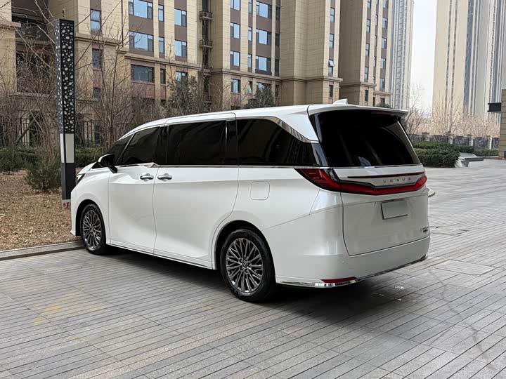 Фото 4 - Lexus LM