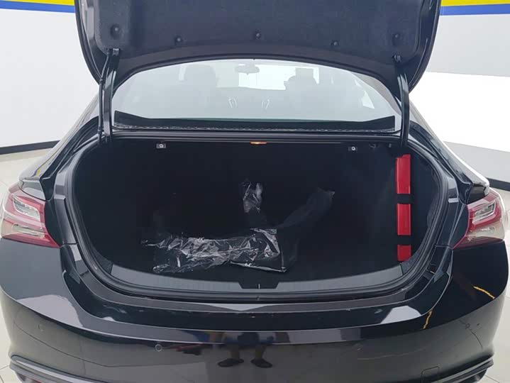 Photo 4 - Chevrolet Malibu XL