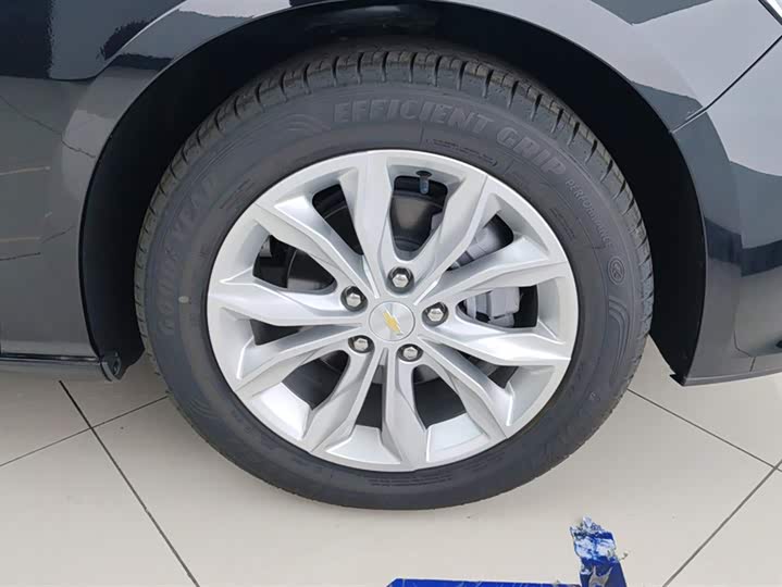 Photo 6 - Chevrolet Malibu XL