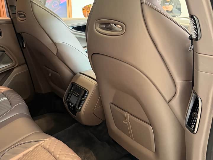 Фото 11 - Aston Martin DBX