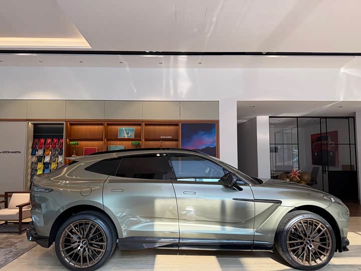 Фото 4 - Aston Martin DBX