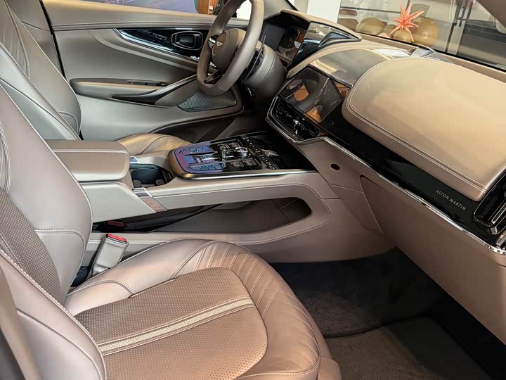 Фото 7 - Aston Martin DBX