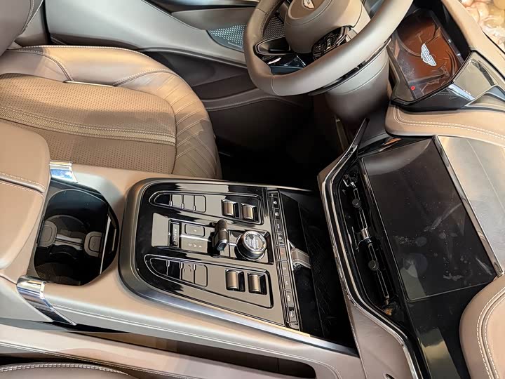 Фото 8 - Aston Martin DBX