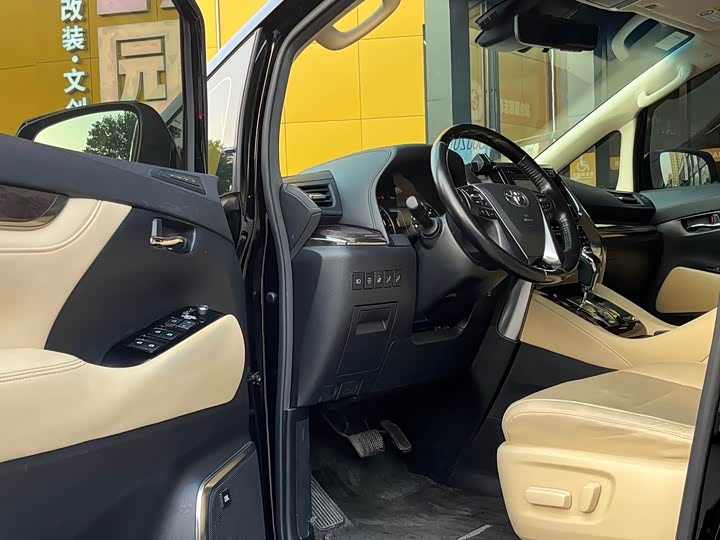 Photo 3 - Toyota Alphard