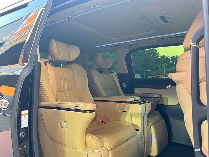 Photo 6 - Toyota Alphard