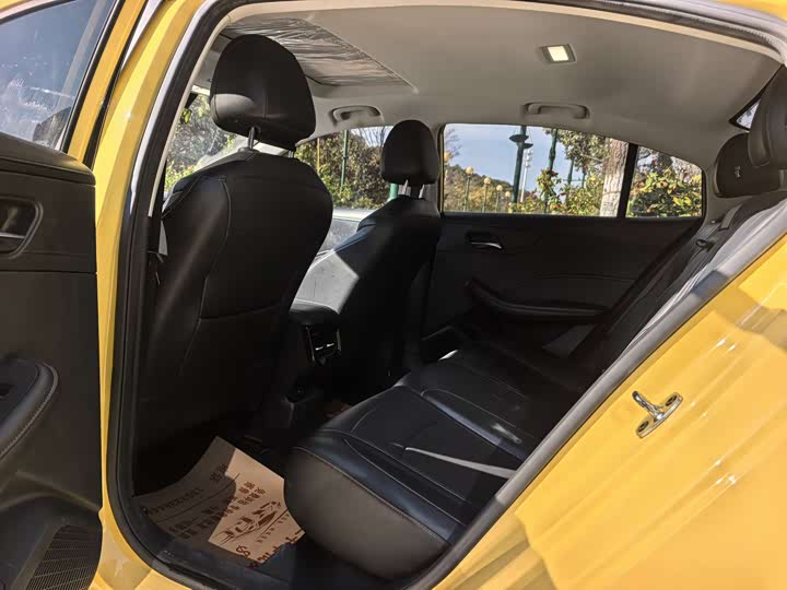 Фото 8 - Roewe i5