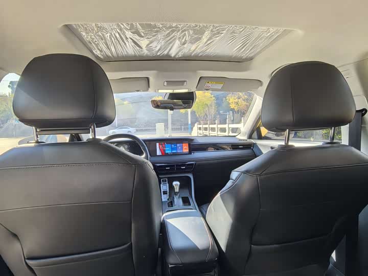 Фото 9 - Roewe i5