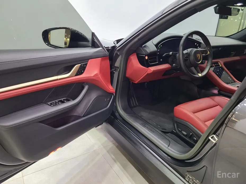Фото 11 - Porsche Taycan