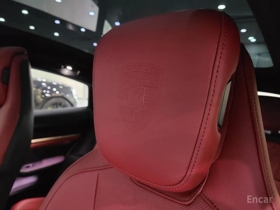 Фото 14 - Porsche Taycan