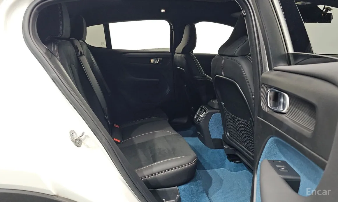 Фото 12 - Volvo C40