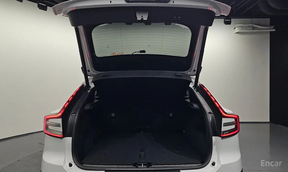 Фото 20 - Volvo C40