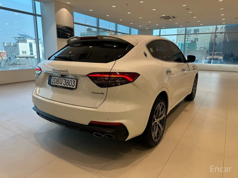 Фото 2 - Maserati Levante