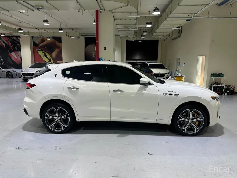 Фото 3 - Maserati Levante