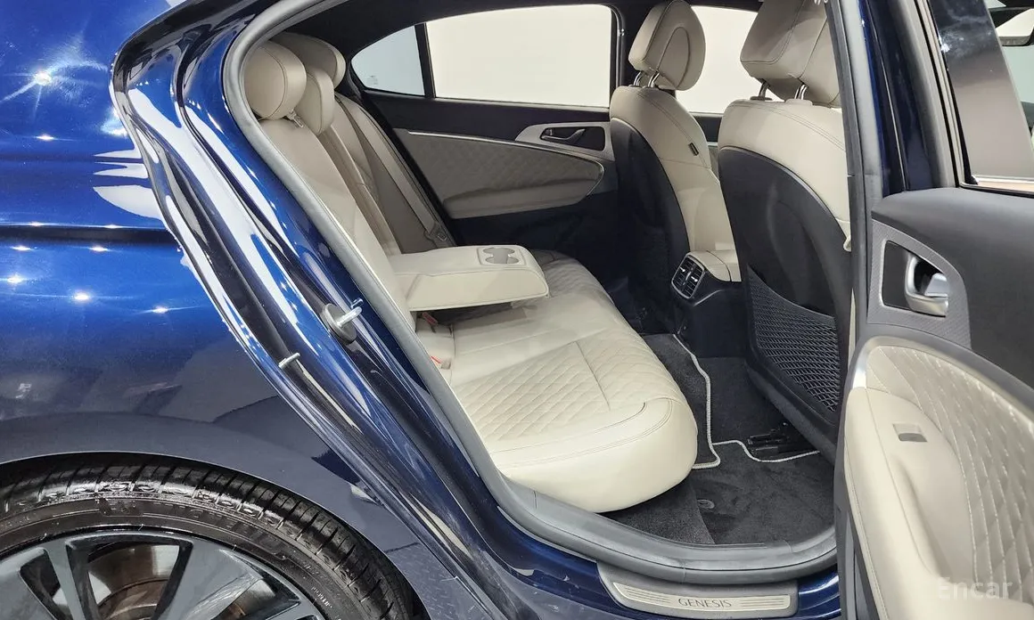 Фото 12 - Genesis G70