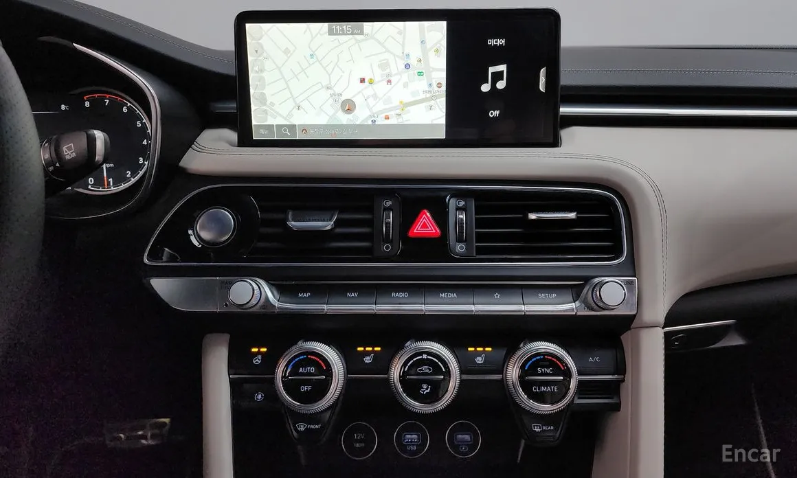 Фото 15 - Genesis G70