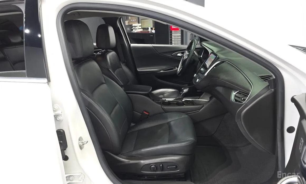 Photo 11 - Chevrolet Malibu