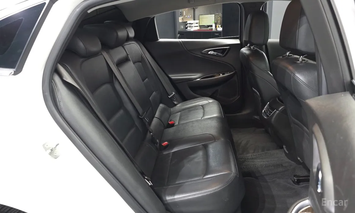 Photo 12 - Chevrolet Malibu