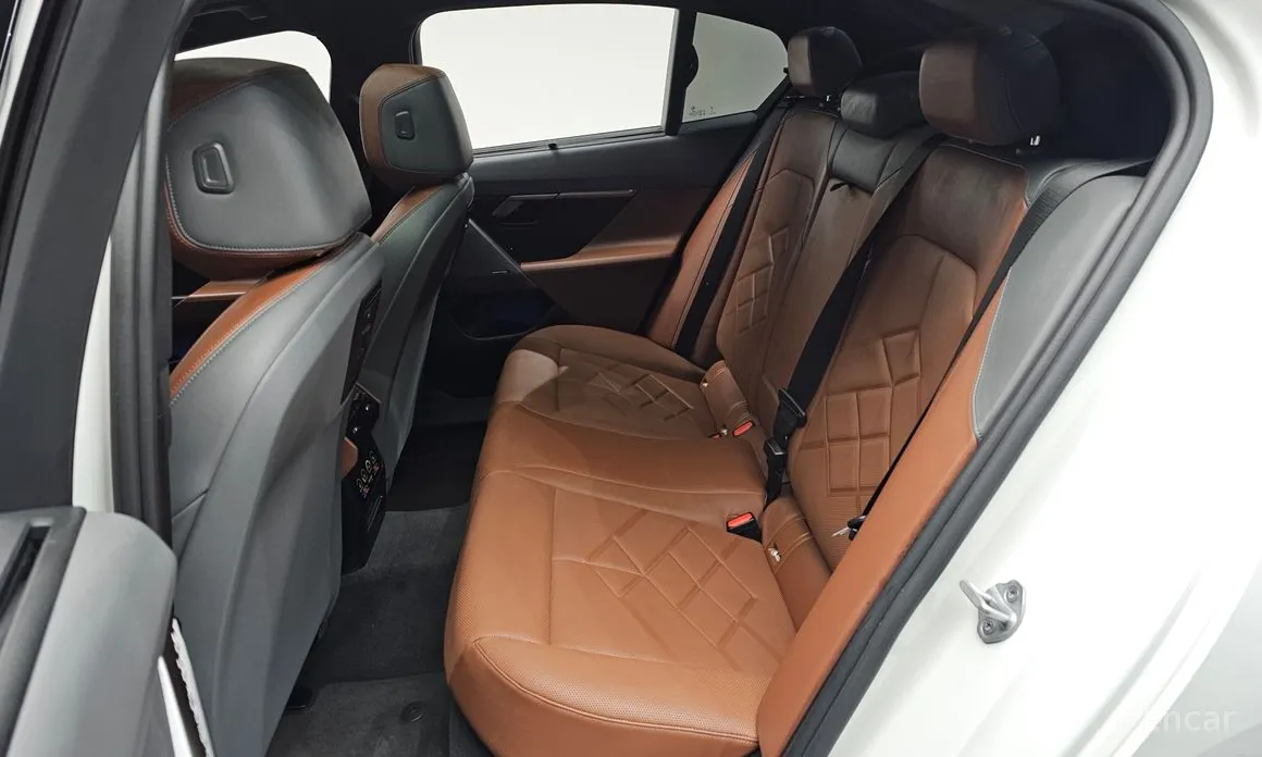 Фото 12 - BMW i5