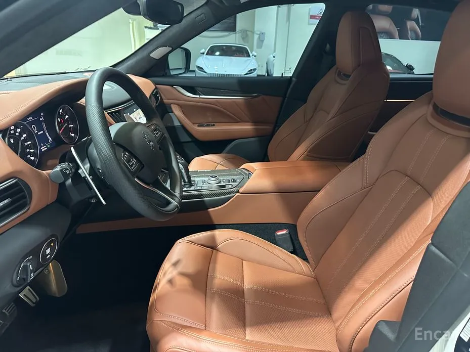 Фото 11 - Maserati Levante