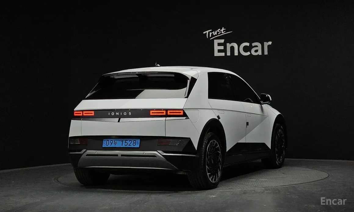 Photo 2 - Hyundai Ioniq 5