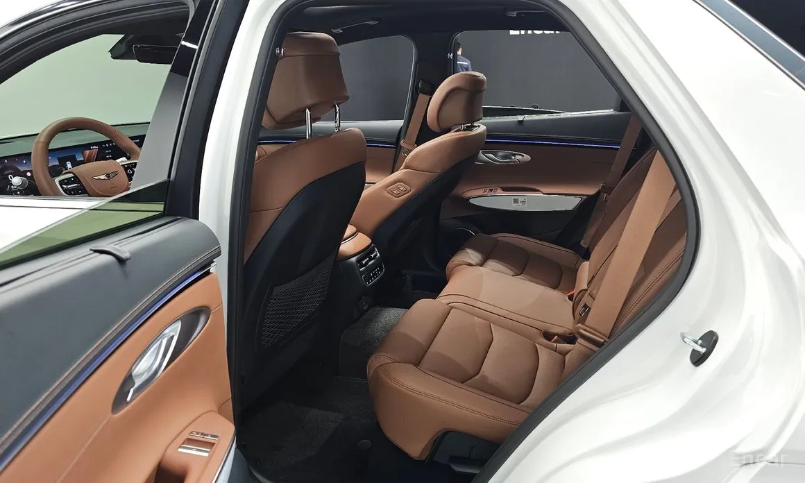 Фото 12 - Genesis GV70